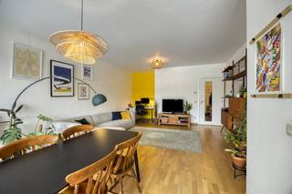 Appartement lumineux de 88 m² situé dans un immeuble à Schaerbeek, à quelques pas du site de Tour &amp; Taxis. L'appartement est situé au 1er étage et dispose d'une agréable terrasse orientée sud-est avec une vue panoramique sur le parc Gaucheret et l'aire de jeux. Les deux chambres à coucher à part entière d'environ 11 m² et 14 m², ainsi que l'espace de stationnement souterrain, constituent des avantages importants de cet appartement.L'appartement est divisé comme suit : - hall d'entrée- toilettes séparées- salon avec cuisine semi-ouverte et terrasse attenante (+-6m²)- cuisine avec four, cuisinière, réfrigérateur encastré avec congélateur et hotte- débarras avec chaudière à gaz individuelle- deux chambres (11 m² et 14 m²)- salle de bain avec baignoire, double vasque et raccordement pour machine à laver- terrasse (+- 6m²) orientée sud-est avec une agréable vue dégagée- emplacement n°29 au -2 (pour 25 000,00 EUR, non inclus dans le prix et obligatoire à l'achat)- sous-sol n°96 au -1Prix demandé: 259 000,00 EUR + 25 000,00 EUR (place de parking = obligatoire) L'appartement dispose d'un certificat EPC (C+) très favorable, de sorte que cet appartement répond déjà aux normes énergétiques 2045.Vous souhaitez visiter cet appartement ? Faites une demande via www.dewaele.com ou Danielle Kaluza au 0491 27 21 88.