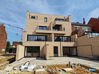 <h3><span>Nieuwbouwappartementen in het bruisende hart van Maasmechelen!</span></h3><p><span>Welkom bij ons exclusieve nieuwbouwproject op Oude Baan 52!</span><span> Bent u op zoek naar een modern en comfortabel appartement in het levendige centrum van Maasmechelen? Zoek niet verder!</span></p><h4><span>Wat maakt dit project zo bijzonder?</span></h4><p><span>Ideale locatie:</span><span> Gelegen in het centrum van Maasmechelen, op een steenworp afstand van alles wat u nodig heeft. Winkelcentrum de M2, winkelstraat de Pauwengraaf, gezellige horecazaken, het openbaar vervoer en scholen zijn allemaal op loopafstand bereikbaar.</span></p><p><span>Moderne voorzieningen:</span><span> Elk appartement wordt opgeleverd met een eigen autostaanplaats en een handige berging in de kelder, zodat u alle ruimte heeft die u nodig heeft.</span></p><p><span>Appartementdetails:</span></p><ul><li><span>Gelegen op de 1de verdieping</span></li><li><span>Bereikbaar via lift en trap</span></li><li><span>Leefruimte met aansluitende keuken en ruim terras </span></li><li><span>Badkamer voorzien van toilet, ingebouwde douche en wasmeubel</span></li><li><span>1 slaapkamer</span></li><li><span>Inclusief autostaanplaats en berging in de kelder</span></li></ul><p><span>Volledig afgewerkte appartementen zonder bouwstress:</span><span> Deze appartementen worden volledig afgewerkt opgeleverd, zodat u geen bouwstress ervaart. Geniet direct van uw nieuwe thuis zonder gedoe.</span></p><h4><span>Kom gerust eens een kijkje nemen!</span></h4><p><span>Wacht niet langer en ontdek uw droomappartement in ons prachtige nieuwbouwproject. Maak een afspraak voor een bezichtiging of vraag meer informatie aan Carolien via e-mail op </span><span>Carolien@jemar.be</span><span> of bel naar </span><span>0484 35 70 67</span><span>.</span></p><p><span>Mis deze unieke kans niet om te wonen in het bruisende hart van Maasmechelen!</span></p><p><span> </span></p>