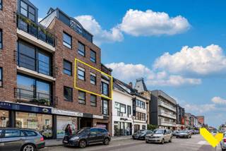 Top onderhouden energiezuinig appartement met garage in hartje Geel.<br /><br />Dit prachtige appartement uit 2005 is gelegen pal in het hartje van Geel centrum. <br />Het werd top onderhouden en heeft vanwege de jonge leeftijd een schitterende EPC-score A. <br /><br />Met de lift of de traphal bereiken we op de 2e verdieping het appartement. Via de inkomhal bereikt u de ruime leefruimte met eethoek, salon en de open keuken met alle voorzieningen. Deze laatste bevinden zich aan de achterzijde van het gebouw, wat tevens de rust garandeert in deze leefruimtes.<br /><br />Twee slaapkamers bieden het nodige comfort en de badkamer is afgewerkt met een dubbel lavabomeubel, voldoende kasten en een ruime douche.<br /><br />Tot slot heeft dit appartement aan de achterkant een gezellig terras met een leuk uitzicht. <br />Voor de wagen ,fietsen, ... is er een ondergrondse afgesloten garage aanwezig, inbegrepen in de prijs! <br /><br />Bijzonderheden:<br />- ruim en prima afgewerkt appartement<br />- leuk terras<br />- topligging centrum Geel<br />- EPC-score A<br />- Garage inbegrepen in de prijs<br /><br />Wacht niet langer en plan uw afspraak via info@immovl.be of 014 58 02 08.