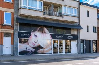 Een zéér ruime en energiezuinige (EPC: B) duplex praktijk-, kantoor- en/of commerciële ruimte van 261m², ideaal gelegen nabij het stadscentrum en scholen.<br /><br />Op het gelijkvloers: praktijk-, kantoor- en/of commerciële ruimte (125.00m²);<br />Op de 1e verdieping: bureaus, sanitair blok en kitchenette met eetruimte (tot. 125.00m²)<br /><br />Buitenschrijnwerk ALU dubbel glas - Verwarming / koeling via aircowarmtepompen<br />EPC: label B - UC: 2556202<br />Nutsvoorzieningen: individuele tellers water, gas en elektriciteit<br />Kadastraal inkomen: 1.769 EUR + 1.404EUR <br />Alle documenten zijn beschikbaar op aanvraag.<br /><br />Vrij bij akte.