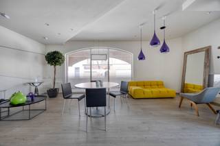 Zeer goed gelegen handels- of kantoorruimte van 83 m² in het centrum van Zaventem.Indeling:Het gelijkvloers bestaat bestaat uit één grote ruimte van...