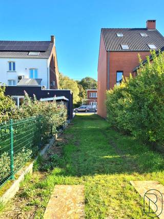 Goedgelegen TE RENOVEREN WONING met achteraan een POLYVALENTE ZAAL/FEESTZAAL/ATELIER, bereikbaar via achteruitweg!INDELING: inkom, apart toilet,...