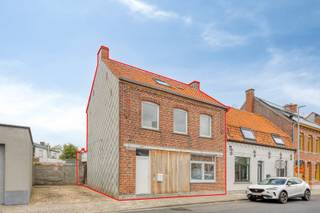 Algemeen bezoekmoment op zaterdag 12/09 om 11h tot 12h. Voorafgaande aanmelding verplicht.<br /><br />Deze ruime woning werd in 2023 volledig gestript en vernieuwd en is helemaal instapklaar. Met 120 m² woonoppervlakte volgens EPC, een tuin, terras én een handige zij-ingang met poortje, biedt deze woning heel wat ruimte en praktische mogelijkheden. Gelegen in het centrum van Ledegem met een goede bereikbaarheid.<br />Indeling: Inkomhal met vestiairemogelijkheid en gastentoilet, ruime leefruimte met volledig geïnstalleerde Smeg-keuken, berging met technieken en aansluitingen voor wasmachine/ droogkast. Via de leefruimte bereik je het terras en de tuin.<br />Op de eerste verdieping zijn er 2 slaapkamers en een ruime badkamer met toilet, dubbele lavabo en inloopdouche. De bovenste verdieping, bereikbaar via een nieuwe vaste trap, biedt een grote polyvalente ruimte die kan ingericht worden als extra slaapkamer, master bedroom, hobbyruimte of bureau.<br /><br />Technisch<br />- Volledig gerenoveerd in 2023<br />- 120 m² woonoppervlakte volgens EPC<br />- EPC D – geen renovatieplicht<br />- Conforme elektriciteit + attest<br />- Nieuwe Vaillant-doorstromer voor verwarming en water<br />- HR-beglazing<br />- Dak- en vloerisolatie<br /><br />Troeven<br />- Volledig instapklaar<br />- Ruime woning<br />- Tuin + terras<br />- Handige zij-ingang met poortje<br />- 3 slaapkamers<br />- Goede bereikbaarheid<br /><br />Deze advertentie bevat inspirerende renders.<br /><br />Interesse? Schrijf je in voor het algemene bezoekmoment en ontdek deze ruime, volledig vernieuwde woning zelf. Inschrijving is noodzakelijk.