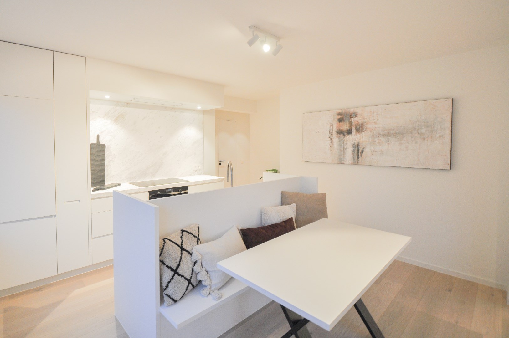 Appartement d'angle entièrement rénové, situé à quelques pas de la mer. - photo 3