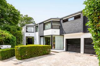 <p><span>Verken deze prachtige architectenwoning uit de jaren '70, gelegen in het gewilde Pulhof district, met een indrukwekkend bewoonbaar oppervlak van 600m². Geniet van de grandeur van een weelderig overdekt binnenzwembad op een rustig perceel van 1.400m², voor een idyllische ontsnapping in de stad zonder concessies te doen aan comfort.</span></p>
<p>Ervaar de faciliteiten van nabijgelegen scholen, winkels, speciaalzaken, gerenommeerde restaurants en supermarkten, aangevuld met de aanwezigheid van uitgestrekte groene parken - zoals het betoverende Brilschanspark. Met een indrukwekkende mobiliteitsscore van 9.5/10, kan de hele familie moeiteloos gebruikmaken van tram, bus, fietspaden, trein en snelwegverbindingen.</p>
<p><br />Bij binnenkomst verwelkomt een imposante inkomhal u, begeleid door een rijkelijke ontvangstkamer, ruime vestiaire en gastentoilet. De aanzienlijke woonruimte straalt helderheid uit dankzij de talrijke ramen met directe toegang tot het terras en de tuin. Deze geweldig ontworpen lay-out splitst zich op in aparte vertrekken voor diverse functies - met een knusse tv-kamer, comfortabele zithoeken, waarvan één met een uitnodigende open haard, en een eventueel eetgedeelte. De bijzondere charme van de ruimte wordt versterkt door de verschillende niveaus en overvloed aan natuurlijk licht; de ideale setting voor het organiseren van memorabele feestjes. Er is ook een elegante tussenverdieping met een aangename kantoorruimte die mooi aansluit op de woonkamer dankzij een vide. De volledig uitgeruste keuken toont hoogwaardige materialen, ultramoderne apparaten en een uitgebreid eiland dat comfortabel plaats biedt aan zes leden, en heeft directe toegang tot de chique eetkamer. Daarnaast vindt u het uitstekende, verwarmde zeer ruime binnenzwembad, compleet met twee kleedkamers, een doucheruimte, apart toilet en een sauna, waar overvloedige ramen nodigen schilderachtige uitzichten uit.<br /><span><br /></span>Beklim de indrukwekkende trap van roestvrij staal en glas naar de 1e verdieping, waar luxe op u wacht. U ontdekt hier een royale hoofdslaapkamer met een vaste dressing en een open badkamer, <span>voorzien van een dubbele wastafel, een tweepersoons ligbad, een inloopdouche en een apart toilet. Deze master suite biedt ook privétoegang tot de kantoorruimte. Daarnaast zijn er nog vijf andere slaapkamers, waarvan twee een grote badkamer delen met een ruime inloopdouche, dubbele wastafels en een toilet. Elke andere slaapkamer heeft een eigen aangrenzende doucheruimte. Alle slaapkamers zijn voorzien van een sierlijk koepeldak dat extra hoogte tot wel 3 meter biedt, voor een verhoogd gevoel van grandeur.<br /><span><br /></span></span>Laat u verwennen door de prachtig aangelegde tuin op het zuidwesten, naadloos verbonden met het overdekte zwembad via brede schuiframen die de grenzen tussen binnen en buiten doen vervagen en een groot terras aangevuld met elektrische zonwering en verwarmingselementen.<br /><span>Achteraan de tuin bevindt zich een ruime tuinberging voor het opbergen van al uw tuingereedschap.</span><br /><br />Deze opmerkelijke woning wordt voltooid door een riante kelder (230 m²) met boordevol opbergruimte, technische ruimtes en een authentieke 'mancave' - een paradijs voor elke gentleman.<br /><br />Ter afronding van het aanbod is er een volwaardige dubbele garage met een automatische sectionale poort, die een veilig onderkomen biedt voor uw waardevolle voertuigen.</p>
<p><span>Kortom, geniet van een zorgeloze, luxueuze levensstijl in dit betoverende, ruime verblijf dat op harmonieuze wijze de levendige sfeer van de jaren '70 combineert met moderne luxe, gelegen in het hart van een gewilde woonwijk.</span></p>
<p><br />Voor meer informatie of een bezoek aan deze prachtige woning, neem gerust contact op met Sigalit via Sigalit@reds.be of via 0475 66 84 74<br /><br /></p>
