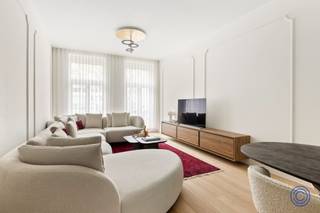 <p><span>Informatie Appartement</span></p><p><span>Welkom in dit uitzonderlijk afgewerkt duplexappartement waar luxe, comfort en design naadloos samenvloeien. Gelegen in een statig herenhuis op een absolute toplocatie aan de prestigieuze Amerikalei, geniet u hier van het beste wat Antwerpen te bieden heeft. Achter de elegante gevel schuilt een verfijnd interieur met hoogwaardige materialen en maatwerk. De lichtrijke leefruimte op warm eiken parket straalt klasse en rust uit en sluit via een stijlvolle stalen schuifdeur aan op de exclusieve leefkeuken. Deze op maat gemaakte keuken in lichte eik is uitgerust met topklasse Siemens toestellen en biedt een perfecte balans tussen esthetiek en functionaliteit. Het souterrain verrast met drie volwaardige slaapkamers, waaronder een royale master suite met maatwerk dressing en zicht op de tuin. De luxueuze badkamer met ligbad voor twee en inloopdouche ademt pure wellness. Buiten geniet u in alle privacy van een charmante stadstuin en terras met west oriëntatie ideaal voor lange, zonnige avonden. Dit energiezuinige appartement (EPC A) is voorzien van vloerverwarming, warmtepomp, zonnepanelen met thuisbatterij en een hoogwaardige afwerking tot in de kleinste details. Een unieke woonbeleving voor wie op zoek is naar stijlvol en zorgeloos wonen op een topligging.</span></p><p><span> </span></p><p><span>Indeling</span></p><p><span>Souterrain</span></p><ul><li><span>Ruime master bedroom (ca. 20 m²) met eigen dressing op maat en zicht op de tuin</span></li><li><span>Nachthal met ingemaakte kasten en stijlvolle houten trap naar het gelijkvloers</span></li><li><span>Slaapkamer 2 (ca. 17 m²) aan de straatzijde, voorzien van geluiddempend glas</span></li><li><span>Royale badkamer met tegelvloer, ligbad voor twee personen en inloopdouche</span></li><li><span>Slaapkamer 3 (ca. 10 m²) met zicht op de tuin</span></li><li><span>Technische ruimte met warmtepomp, omvormer, thuisbatterij (4,8 kWh) en aansluitingen voor wasmachine en droogkast</span></li></ul><p><span> </span></p><p><span>Gelijkvloers</span></p><ul><li><span>Aangename inkomhal met gastentoilet</span></li><li><span>Warme en lichtrijke leefruimte op licht eiken parket, verbonden met de keuken via een elegante stalen schuifdeur</span></li><li><span>Hoogwaardige maatwerk leefkeuken in lichte eik met veel werk- en bergruimte, uitgerust met Siemens toestellen (oven, combi-oven, vaatwasser, koelkast, diepvries en inductiekookplaat met geïntegreerde afzuiging)</span></li><li><span>Privaat terras (ca. 6 m²) met aansluitend een charmante stadstuin (ca. 18 m²), toegankelijk via zowel keuken als slaapkamer</span></li><li><span>West oriëntatie zorgt voor aangename zon inval in de namiddag en avond</span></li></ul><p><span> </span></p><p><span>Extra's</span></p><ul><li><span>Volledig vernieuwbouwproject, grondig gerenoveerd in 2023</span></li><li><span>Energiezuinig: EPC label A</span></li><li><span>Vloerverwarming via warmtepomp</span></li><li><span>6 zonnepanelen met thuisbatterij (5 kWh)</span></li><li><span>Automatische rolluiken (uitgezonderd straatzijde slaapkamer, deze is voorzien van driedubbel geluiddempend glas)</span></li><li><span>Plafondhoogte van ca. 3 meter voor een ruimtelijk gevoel</span></li><li><span>Centrale ventilatie in badkamer, toilet en berging</span></li></ul><p><span> </span></p><p><span>Algemene Informatie</span></p><ul><li><span>Maandelijkse kosten: geschat op 30 euro/maand (onderhoud en verbruik van de gemeenschappelijke delen, verzekering, enz.)</span></li><li><span>Individuele meters voor elektriciteit en water</span></li><li><span>Geen aansluiting voor gas</span></li></ul><p><span> </span></p><ul><li><span>EPC: label A</span></li><li><span>Elektrische keuring: conform AREI</span></li><li><span>Asbestattest: in aanvraag</span></li></ul><p><span> </span></p><ul><li><span>Aandeel koper in de kostprijs van de basisakte: 1.150 euro incl. btw</span></li></ul><p><span> </span></p><p><span>Gebouw</span></p><ul><li><span>Karaktervol herenhuis met 3 appartementen</span></li><li><span>Lopende regularisatie van het gebouw (aankoop onder opschortende voorwaarde tot het bekomen van deze regularisatie). Er werd een vergunning afgeleverd voor 3 appartementen en een studio</span></li><li><span>Betonnen vloer tussen gelijkvloers en souterrain, overige verdiepingen met houten structuur voorzien van geluiddempende isolatie</span></li><li><span>Centraal rookdetectiesysteem aanwezig</span></li><li><span>Videofoon aanwezig</span></li><li><span>Geen lift</span></li></ul><p><span> </span></p><p><span>Ligging</span></p><ul><li><span>Gelegen op een absolute toplocatie op de Amerikalei, op wandelafstand van het Zuid met zijn bruisende horeca, winkels en musea. Vlotte verbinding naar de Antwerpse ring</span></li><li><span>MOBISCORE: 9,6/10 – ideaal voor wie comfortabel en stedelijk wil wonen</span></li></ul><p><span> </span></p><p><span>*De informatie in deze prospect is ter informatieve titel: de kandidaat-kopers moeten hun eigen zaak maken van het verkrijgen, controleren en interpreteren van deze informatie.</span></p><p><span> </span></p><p><span> </span></p>