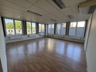 Instapklare kantoorruimte (225 m²) te huur op mooie locatie langs de Baron Ruzettelaan. Goede bereikbaarheid van station en Brugge centrum.Indeling:- inkomruimte- sanitair blok (dames/heren)- 4 afzonderlijke burelen, waarvan op heden 1 gebruikt wordt als vergaderruimte- kopieruimte- kitchenette- archiefruimteAfwerking:Tapijten vloeren, TL-verlichting, beveiligde deuren, bekabeling, parlofoon. Verwarming op aardgas, via individuele teller.Mogelijkheid tot het bijhuren van parkeerplaatsen.Ten laste van de huurder: onroerende voorheffing en gemeenschappelijke kosten, via voorschot van 16,7% van de huurprijs.Bent u op zoek naar bedrijfsvastgoed bestaande uit een kantoor te huur in Brugge? Contacteer ons voor meer informatie of een bezoek ter plaatse via business.brugge@dewaele.com of op 050.33.33.00!