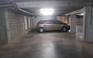 Ondergrondse autostaanplaats S2 te koop, gelegen in de verzorgde Residentie “Provence” te 1730 Asse. De autostaanplaats bevindt zich op de ondergrondse verdieping en biedt een praktische en veilige oplossing voor het parkeren van uw wagen. Ideaal voor eigen gebruik of als interessante investering. Onmiddellijk beschikbaar. Een uitstekende opportuniteit voor wie op zoek is naar een eigen parkeerplaats in Asse, zowel voor bewoners van de residentie als voor investeerders. <br />Onmiddellijk beschikbaar.