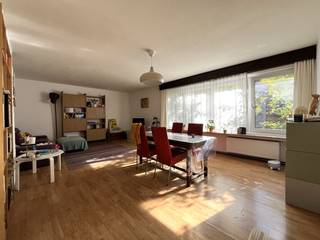 Het appartement is gelegen op de eerste verdieping van een rustig gebouw bestaande uit 3 woongelegenheden. Indeling: een inkomhal, een woonkamer 30m² op laminaat, een ingerichte keuken 7m² uitgerust met een koelkast, een oven en een elektrisch vuur. Een badkamer voorzien van een ligbad/douche, een toilet, een wandmeubel en een aansluiting voor uw wasmachine/droogkast. Er zijn 2 slaapkamers (13m² en 16m²) en een aangenaam terras 21m² op bankirai. In de ondergrondse verdieping heeft u een privatieve bergkelder en aan de achterzijde van het pand heeft u een garagebox ter beschikking. Het eigendom is gelegen in een kindvriendelijke buurt, nabij de Schriek, winkels, het openbaar vervoer, ...