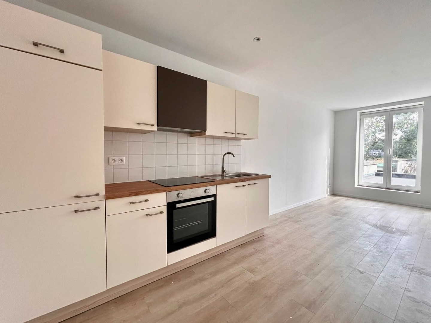 Te huur volledig gerenoveerd 1 -slaapkamer appartement - foto 2