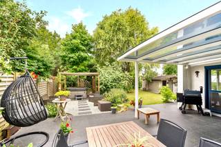 Leuke gelijkvloerse villa met garage en zonnepanelen, gelegen in een doodlopende straat in Waregem. Indeling: inkomhal, apart toilet,...