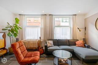 Op een uitstekende locatie in het gezellige Begijnhof te Mechelen bevindt zich deze recent gerenoveerde woning (2020) met 3 slaapkamers en 2 badkamers. Het centrum van Mechelen met zijn stadsbioscoop cultureel aanbod winkels, scholen en eet-en drankgelegenheden bevinden zich op wandelafstand. <br /><br />We betreden de woning via de inkomhal met gastentoilet. Op het gelijkvloers beschikt u over een woonkamer en een ruime leefkeuken dewelke voorzien is van kwalitatieve toestellen zoals onder andere een Quooker-kraan. Hieruit heeft u toegang tot de gezellige stadstuin waar u steeds in alle rust en privacy kan vertoeven. Verder is er nog een extra ruimte dewelke dienst kan doen als bureau of extra bergruimte.<br /><br />Via de nachthal op de eerste verdieping bereiken we een tweede terras en de master bedroom met een en-suite dressing en badkamer dewelke uitgerust is met een douche, extra toilet en een lavabomeubel. Daarnaast beschikt u over voldoende ruimte voor de wasmachine en droogkast. <br /><br />Op de tweede verdieping beschikt u over twee ruime kamers waarvan een met een en-suite badkamer uitgerust met een inloopdouche, lavabomeubel en toilet. De derde slaapkamer is momenteel ingericht als een studio met een geïnstalleerde keuken.<br /><br />Ten slotte is de woning uitgerust met zonnepanelen (3,15 kW) en een thuisbatterij (5,12kW) <br /><br />Dit is een uitstekende opportuniteit als u op zoek bent naar een ruime woning met veel mogelijkheden op een centrale locatie in Mechelen. Contacteer ons voor meer informatie op 0480 66 14 77 of neem een kijkje op www.boonstravastgoed.be .<br /><br />Bijzonderheden:<br />- 2 badkamers<br />- 3 slaapkamers<br />- Gerenoveerd in 2020