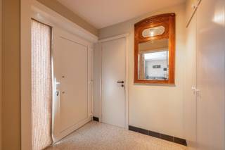 De prijs bedraagt een STARTPRIJS.<br /><br />Deze halfopen bebouwing is gelegen te Ieper met name in de Eikenlaan 2 op een perceel grond van 379 m² en met een bewoonbare oppervlakte van 147 m². Deze eigendom geniet een uiterst rustige ligging in doodlopende straat.<br /><br />PLUSPUNTEN:<br />* RUSTIGE LIGGING IN EEN DOODLOPENDE STRAAT<br />* VOLDOENDE PARKEERGELEGENHEID<br />* LICHTRIJKE LEEFRUIMTE<br />* PRAKTISCHE INDELING<br /><br />INTERIEUR:<br />Via de inkomhal, met toegang tot het gastentoilet, betreed je deze aangename woning. De lichtrijke leefruimte geniet van een overvloed aan natuurlijk licht dankzij de grote raampartijen aan zowel de voor- als achterzijde. Aansluitend bevindt zich de geïnstalleerde keuken, die beschikt over een aparte en praktische berging. Verder is er een afzonderlijke wasruimte met toegang tot de garage, voorzien van een automatische poort.<br /><br />Op de eerste verdieping bevinden zich vier comfortabele slaapkamers en een badkamer uitgerust met een enkel lavabomeubel, zitbad en toilet. Verder is een zeer praktische bergruimte voorzien.<br /><br />EXTERIEUR:<br />Buiten geniet je van een gezellige, volledig omheinde en kindvriendelijke tuin. Daarnaast beschikt de woning over een extra tuinhuis/opbergruimte, ideaal voor het opbergen van tuinmateriaal en andere spullen.