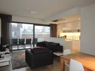 <p><strong>Op het trendy Zuid op wandelafstand van het Museum voor Schone Kunsten bevindt zich dit appartement met 2 slaapkamers, een gezellig terras en parking.</strong></p>
<p><strong>Indeling:</strong> <strong>Zonnige leefruimte</strong> voorzien van parketvloer en aansluitend een volledig geïnstalleerde keuken. <strong>Vanuit de leefruimte toegang tot een terras </strong>aan de achterzijde<strong>.</strong> <br />Gastentoilet op de hal. <strong>2 slaapkamers en een badkamer</strong> met inloopdouche. Berging met aansluitingen voor was- en droogautomaat.</p>
<p>Fietsenstalling met vaste plaatsen.</p>
<p><strong>Ondergrondse autostaanplaats op niveau -1 nr. 48 verplicht te huren aan 125,- euro per maand.</strong></p>
<p></p>
<p></p>
