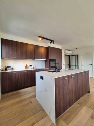 Dit volledig gerenoveerde appartement combineert luxe, comfort en duurzaamheid. Bij de renovatie werd geen enkel detail aan het toeval...