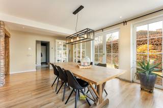 Deze ruime en lichtrijke woning verwelkomt u via een inkomhal met apart toilet, lavabo en vestiaire. Daarnaast beschikt de woning over een...