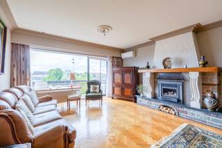 Op de vierde verdieping van Residentie Palladium bevindt zich dit <strong>stijlvolle appartement van ca. 137 m²</strong> waar ruimte, licht en comfort elkaar moeiteloos vinden. De royale raampartijen laten het daglicht rijkelijk binnenstromen en versterken het <strong>ruimtelijk gevoel</strong> dat doorheen het hele appartement voelbaar is.<br /><br />De leefruimte vormt het kloppende hart van het appartement: een uitnodigende plek die gezelligheid uitstraalt en waar het schuifraam naadloos de verbinding maakt met het <strong>zonnige, zuidgerichte terras</strong>. Hier geniet u van het open zicht over de stad. De volledig uitgeruste keuken sluit harmonieus aan op de leefruimte en wordt aangevuld met een praktische berging, discreet geïntegreerd voor extra wooncomfort. <br /><br />Bij het betreden van het appartement valt het ruimtelijk gevoel meteen op. De inkomhal leidt u naar een multifunctionele berging, afzonderlijk gastentoilet en de badkamer. De <strong>twee volwaardige slaapkamers</strong> zijn bijzonder ruim bemeten en genieten elk van een eigen terras, wat zorgt voor extra lichtinval en een aangename connectie met de buitenruimte. Eén slaapkamer bevindt zich aan de voorzijde van het gebouw, de andere aan de achterzijde.<br /><br />Bij het appartement hoort een <strong>praktische kelderberging</strong>. <br />Bovendien is er de mogelijkheid om een <strong>ondergrondse garage</strong> aan te kopen voor €25.000.<br /><br />Met zijn royale oppervlaktes, twee aangename terrassen, <strong>overvloedige lichtinval</strong> en centrale ligging op wandelafstand van het station en alle voorzieningen, vormt dit appartement een bijzonder aantrekkelijke woonplek voor wie op zoek is naar ruimte, comfort en een <strong>zorgeloze levensstijl</strong> in het hart van Sint-Niklaas.<br /><br />U kan een bezoek aanvragen via laurens@claves.be of op het nummer 0476 21 35 46. 