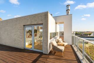 Ruimte, licht en een uitzonderlijk terras op een toplocatie. Dit prachtige duplex penthouse is gelegen op de 4de verdieping van de klassevolle residentie ‘Fusion’, een recente residentie uit 2008. Dankzij de centrale ligging bevinden winkels, openbaar vervoer, het strand en belangrijke invalswegen zich allemaal binnen handbereik.<br /><br />Met maar liefst 133 m² bewoonbare oppervlakte, drie slaapkamers en een riant, zonovergoten terras biedt dit penthouse een uitzonderlijk gevoel van ruimte en comfort.<br /><br />Bij het binnenkomen ervaar je meteen het WOW-effect. De bijzonder lichtrijke woonkamer baadt in het zonlicht en geniet rondom van terrassen, waardoor binnen en buiten hier perfect in elkaar overvloeien.<br /><br />De aangename parketvloer zorgt voor een warme en stijlvolle uitstraling. Er is voldoende ruimte voor een ruime zithoek en een aparte eetruimte, terwijl de grote keuken aansluit op de leefruimte en bovendien beschikt over een extra berging.<br /><br />De nachthal geeft toegang tot drie volwaardige slaapkamers, een badkamer met comfortabele inloopdouche en een apart toilet.<br /><br />Maar de absolute troef van dit penthouse is zonder twijfel het riante terras. Hier geniet je volop van de zon, de openheid en het mooie zicht rondom. Op heldere dagen reikt het zicht zelfs tot aan de zee in de verte. Een heerlijke plek om te ontbijten in de ochtendzon, lang te tafelen met vrienden of simpelweg te genieten van de rust en het uitzicht.<br /><br />De combinatie van de royale bewoonbare oppervlakte, de overvloedige lichtinval, de verschillende terrassen, drie slaapkamers en de uitstekende ligging maakt van dit duplex penthouse een bijzonder aangename woonst. Bovendien geniet je in deze recente residentie van een uitstekend EPC-label B en zijn er een gemeenschappelijke fietsenberging en afvalberging aanwezig.