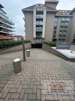 Garagebox met afmetingen 5,4m lang en 2,45m breed. De garage is gelegen in een mooi onderhouden, ruime ondergrondse garage. Er is verlichting...