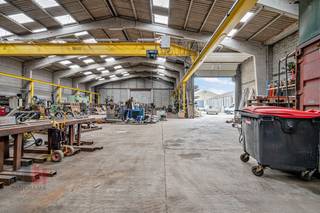 Een magazijnruimte met een oppervlakte van +/- 1.050 m² gelegen op een terrein van 1.183 m² te koop.<br />Fantastisch gelegen nabij het centrum van Kortemark en vlakbij de N50 (richting Diksmuide en Roeselare) en de N8 (richting Ieper en Torhout).<br /><br />De loods, met een vrije hoogte variërend tussen 6,6 m en 9 m, is toegankelijk via een automatische sectionale poort (4,7 m B x 4,7 m H). Verder beschikt de magazijnruimte over lichtplaten, een betonvloer, TL-verlichting, een rolbrug (5T) en sanitaire voorzieningen. <br /><br />Het bedrijfsgebouw maakt deel uit van een site met ruime parkeer -en manoeuvreerruimte op het verharde terrein.<br />De site is geschikt voor opslag, productie, bewerking en verwerking van goederen, groothandel en andere industriële activiteiten.<br /><br />Contacteer <strong>PANORAMA B2B</strong> voor bijkomende inlichtingen of een vrijblijvend plaatsbezoek <strong>050 300 700.</strong>