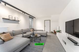 In de Kleine Stadenstraat 48C in Hooglede vinden we deze instapklare halfopen bebouwing terug, gebouwd in 2022 en tot in de puntjes afgewerkt met...