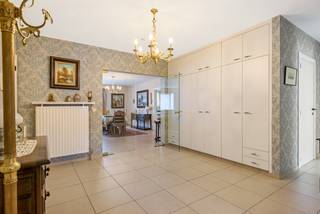 Op een centrale ligging in het centrum van Ranst bevindt zich dit ruime gelijkvloerse appartement met drie volwaardige slaapkamers en twee garageboxen.<br /><br />Via de ruime inkomhal met praktische ingemaakte kasten krijgt u toegang tot de verschillende ruimtes. Om te beginnen de aangename leefruimte die aansluit op de aparte keuken. Vanuit de keuken is er toegang tot een handige berging met aansluiting voor wasmachine.<br /><br />Via de nachthal bereikt u de drie ruime slaapkamers (16m²/16m²/11m²), een apart toilet en een ruime badkamer met alle voorzieningen. De indeling maakt dit appartement geschikt voor gezinnen, maar biedt ook voldoende ruimte voor wie graag een extra kamer voorziet als bureau, dressing of hobbyruimte.<br /><br />Achteraan het gebouw beschikt het appartement over twee privatieve garageboxen, waarvan één uitgerust is met een automatische poort. Daarnaast is er in het gebouw nog een gemeenschappelijke kelder aanwezig.<br /><br />Dankzij de centrale ligging, op wandelafstand van winkels, scholen en andere voorzieningen, combineert dit ruime gelijkvloerse appartement een uitstekende bereikbaarheid met comfortabel wonen. <br /><br />Troeven:<br />+ Gelijkvloers wonen<br />+ Lage gemeenschappelijke lasten<br />+ 3 volwaardige slaapkamers<br />+ 2 garageboxen<br />+ Praktische indeling<br />+ Nabij winkels, scholen en openbaar vervoer<br /><br />Interesse in dit tof appartement? Contacteer ons via 03 337 50 70 of info@vbvastgoed.be voor een afspraak ter plaatse of meer info.<br /><br />