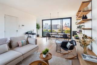 Deze penthouse ligt in een rustige en gemoedelijke buurt , waar het aangename woongevoel centraal staat. Je geniet er van de charme van een dorpsachtige omgeving, terwijl je tegelijk dicht bij alles woont: het centraal station, de zoo, leuke horecazaken en een vlotte verbinding richting het centrum.<br /><br />Dit charmante appartement op de vierde verdieping van een goed onderhouden gebouw is moeiteloos bereikbaar via lift of trap. Bij het binnenkomen word je verwelkomd in een ruime, lichtrijke leefruimte, dankzij de grote raampartijen die het daglicht overvloedig binnenlaten. Vanuit de leefruimte heb je directe toegang tot twee terrassen aan weerszijden, waar je kan genieten van panoramische uitzichten en op warme dagen gezellig kan barbecueën met vrienden. De moderne, volledig uitgeruste keuken sluit naadloos aan op de leefruimte en vormt samen met de doorlopende parketvloer een stijlvol en warm geheel.<br /><br />Daarnaast beschikt het appartement over een ruime slaapkamer met een aansluitende badkamer, uitgerust met een moderne, comfortabele inloopdouche. Vanuit de slaapkamer heb je bovendien directe toegang tot één van de terrassen, wat een extra gevoel van ruimte en rust creëert.<br /><br />In de prijs is er een berging inbegrepen, een autostaanplaats in het gebouw is te koop aan 25.000 euro.<br /><br />Momenteel verhuurd: 1.250 euro + 150 euro voor de parking en 60 euro algemene kosten.<br />Het appartement is beschikbaar vanaf 1 januari 2027.<br /><br />Interesse? Contacteer LISTED voor een bezoek: +32 3 283 51 51
