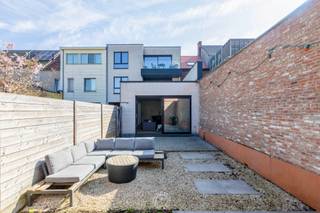 Dit éénslaapkamer appartement is zeer interessant gezien de combinatie van talrijke belangrijke parameters die samen eerder zelden te vinden zijn...