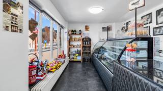 Op zoek naar een plek waar wonen en werken perfect samenkomen? Dan is dit veelzijdige handelshuis in het levendige hart van Maasmechelen absoluut...