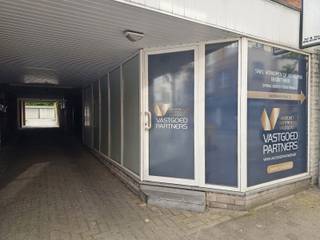 Goed gelegen op te frissen handelspand / kantoorruimte. Het pand bestaat uit een commerciele ruimte met etalage, een kitchenette met douche en...