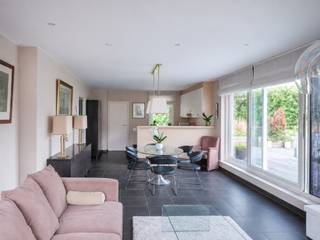 <strong>Ruim duplexappartement met 3 slaapkamers en riante terrassen in Destelbergen</strong><br /><br />Burgemeester Libbrechthof is precies wat de naam laat vermoeden:<strong> een groen hof</strong>, <strong>rustig</strong> en beschut, en toch <strong>vlakbij de dorpskern van Destelbergen.</strong><br /><br />Dit ruime duplexappartement met 3 slaapkamers vindt de <strong>ideale balans tussen ruimtelijk en praktisch wooncomfort</strong>.<br /><br />Op de <strong>eerste verdieping</strong> ligt alles wat je dagelijks nodig hebt: <strong>het leefgedeelte, de terrassen en de hoofdslaapkamer met eigen dressing en badkamer.</strong><br /><br />Een niveau hoger liggen nog <strong>twee slaapkamers</strong> en een <strong>badkamer</strong> met <strong>ligbad</strong>, <strong>toilet</strong> en <strong>wastafel</strong>.<br /><br />Het appartement onderscheidt zich door de uitzonderlijk <strong>ruime, groen omgeven terrassen</strong>, het comfort van recente bouw met een<strong> lage kostenstructuur</strong> op korte, middellange en lange termijn, en de <strong>privatieve beleving</strong> binnen een <strong>sense of community.</strong><br /><br />Het appartement telt een <strong>BVO van 126 m²</strong>, heeft<strong> EPC-label B</strong> en is uitstekend onderhouden.<br /><br /><strong>Ruim wonen, rustig gelegen, praktisch ingedeeld.</strong><br /><br /><strong>Additioneel te koop: een inpandige garagebox voor €35.000.</strong>