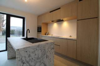 LAATSTE 2 WONINGEN TE KOOP!
Volledig AFGEWERKTE BEN nieuwbouwwoningen op een percelen van 428m² tot 616 m².
Prachtig nieuwbouwproject “VITA VERDE” te HOOGSTRATEN op een zeer gunstige en rustige ligging. Dit nieuwbouwproject bestaat uit 5 bijna energie neutrale nieuwbouwwoningen gelegen in een afgesloten PRIVAAT groen domein.
Deze nieuwbouwwoningen liggen in een doodlopende straat én op wandelafstand van Hoogstraten centrum.
Elke woning is voorzien van een ruime en zonnige privé tuin (mét tuinhuis) alsook met toegang achteraan tot de privé tuin. Verder is elke woning eveneens voorzien van een autostaanplaats.
Alle woningen zijn BEN woningen (E-peil max E10, dus zeer energiezuinig) en zijn allen o.a. voorzien van zonnepanelen, vloerverwarming, lucht-water warmtepomp en een ventilatiesysteem type D met warmterecuperatie.
Elke woning heeft een ruime en lichte woonkamer met open keuken met keukeneiland (met combi-oven, ijskast, afwasmachine, inductiekookplaat, etc.), bureauruimte, 2 aparte toiletten, bergingen, een badkamer met inloopdouche én ligbad alsook een dubbel lavabomeubel, een 2e badkamer is eveneens voorzien met douche en lavabomeubel en 4 grote slaapkamers met dressingruimte in de master bedroom en een ruim terras met grote en zonnige privé tuin met tuinhuis.
Voor meer informatie mag u ons steeds contacteren op 0472/98.33.10 of vastgoed@8c8.be