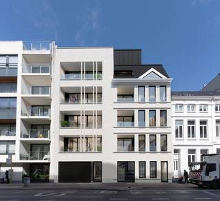 <div>
<div>
<div>
<div>
<p>CASCO HANDELSGELIJKVLOERS TE KOOP IN OOSTENDE – RESIDENTIE SEBRING<br /><br />Op een vlot bereikbare en commerciële ligging aan de Nieuwpoortsesteenweg 32-34 te Oostende bevindt zich dit nieuwbouw CASCO handelsgelijkvloers, gelegen in Residentie Sebring.<br /><br />De handelsruimte biedt een netto oppervlakte van 68,24 m² en een bruto oppervlakte van 77,70 m². Dankzij de casco-afwerking krijgt de koper de mogelijkheid om de ruimte volledig naar eigen wensen en behoeften in te richten.<br /><br />De indeling voorziet in een ruime en polyvalente handelsruimte, aangevuld met een berging en een toegankelijk toilet. De open indeling maakt het pand geschikt voor verschillende commerciële of professionele doeleinden.<br /><br />De combinatie van nieuwbouw, een praktische oppervlakte en een goed zichtbare ligging langs de Nieuwpoortsesteenweg maakt dit een interessante opportuniteit voor zowel zelfstandigen als investeerders.<br /><br />Troeven:<br /><br />Nieuwbouw<br />CASCO-afwerking<br />68,24 m² netto handelsruimte<br />77,70 m² bruto oppervlakte<br />Polyvalent in te richten<br />Toegankelijk toilet<br />Berging<br />Gelegen aan de Nieuwpoortsesteenweg in Oostende<br />Ideaal voor eigen gebruik of als investering<br /><br />Een uitstekende kans om een nieuwbouw handelsruimte volledig op maat af te werken en te benutten volgens uw eigen concept.<br /><br />Mogelijkheid tot aankoop van extra parkeerplaatsen in het gebouw. <br /><br />Contacteer ons voor meer informatie of een bezoek ter plaatse.</p>
</div>
</div>
</div>
</div>
