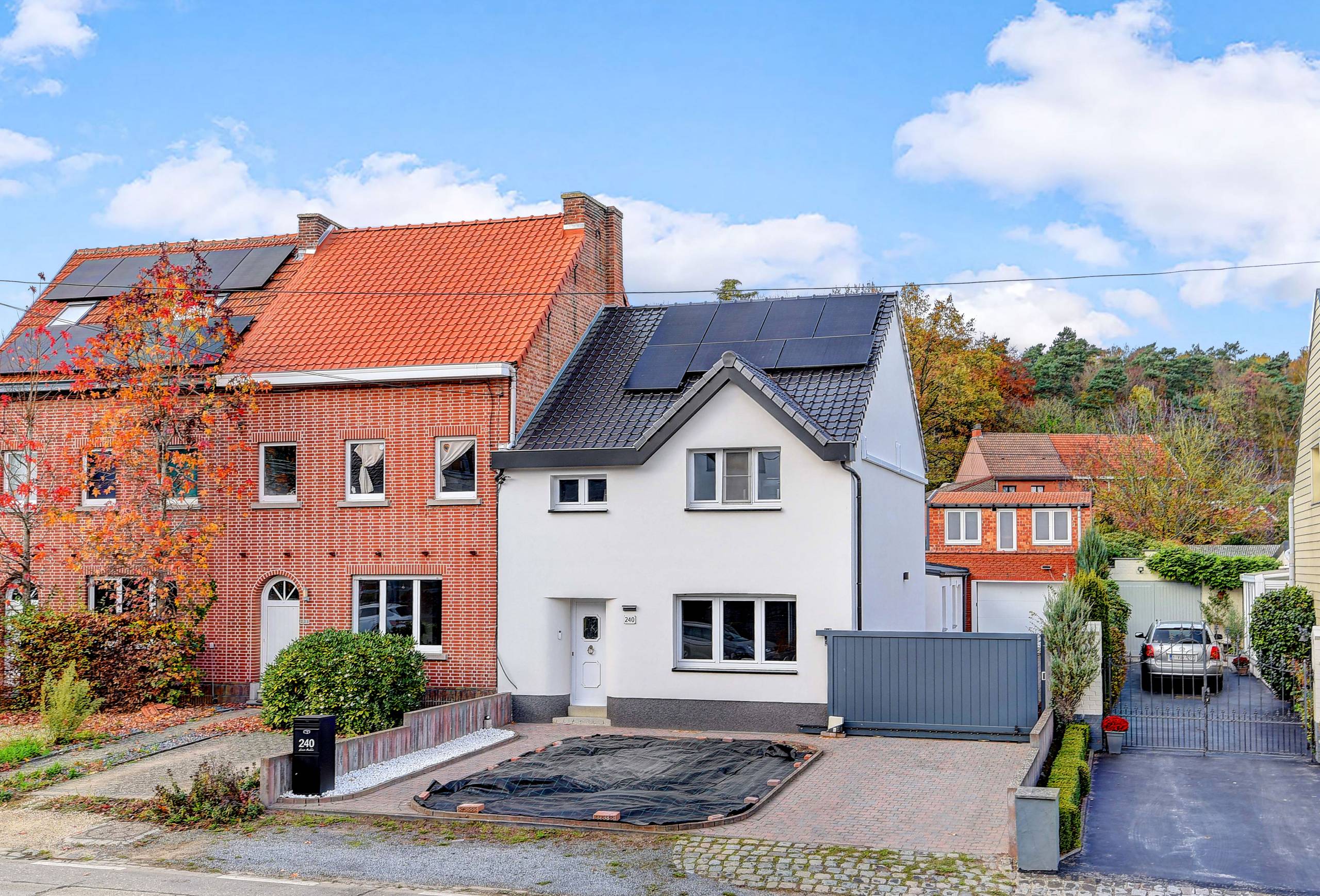 Grondig gerenoveerde woning met 2 ruime garages te Lubbeek. - foto 1