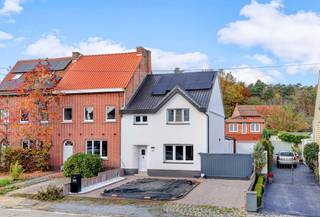 [[ DIT PAND NEEMT DEEL AAN DE ERA OPEN HUIZEN DAG OP 6/12 VAN 9:30 TOT 10:30 ]]Grondig gerenoveerde energiezuinige woning met 2 garages en volledig...