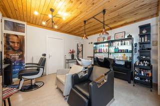 Pal in het hart van Ekeren, in de levendige winkelstraat, bevindt zich deze op te frissen opbrengsteigendom met drie bouwlagen bestaande uit...