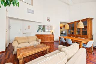 Op een centrale locatie in het hart van Brussel bevindt zich deze charmante, volledig gemeubelde duplex van ongeveer 89 m². De combinatie van de ruime woonoppervlakte en de praktische indeling over twee niveaus maakt deze woning bijzonder aangenaam om te wonen.<br /><br />De leefruimte van 35 m² biedt voldoende plaats voor een comfortabele zithoek en een gezellige eetruimte. De volledig ingerichte keuken sluit hier praktisch op aan en vormt samen met de leefruimte een aangename en functionele woonomgeving. Dankzij de duplexindeling ontstaat er een natuurlijke scheiding tussen de verschillende leef- en slaapruimtes.<br /><br />Op het bovenliggende niveau bevindt zich de ruime slaapkamer van 22 m², samen met de badkamer van 7 m².<br /><br />De duplex wordt volledig gemeubeld verhuurd en is bijgevolg onmiddellijk instapklaar. De ligging is bijzonder aantrekkelijk voor wie graag in het centrum van Brussel woont. De Grote Markt, winkels, restaurants, cafés en tal van culturele bezienswaardigheden bevinden zich op wandelafstand. Ook het openbaar vervoer is uitstekend bereikbaar, waardoor u zich gemakkelijk door Brussel en omgeving kunt verplaatsen.<br /><br />Gemeenschappelijke lasten: € 120/maand<br />Provisie water: € 40/maand