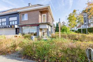 Dit centraal gelegen handelspand van 221 m² biedt tal van mogelijkheden voor diverse handelsactiviteiten of als kantoorruimte. Bij het binnenkomen...