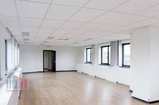 Office space of 932 m² for rentStrategically located just 250 meters from exit 18 of the Brussels Ring (R0), this building enjoys an excellent...