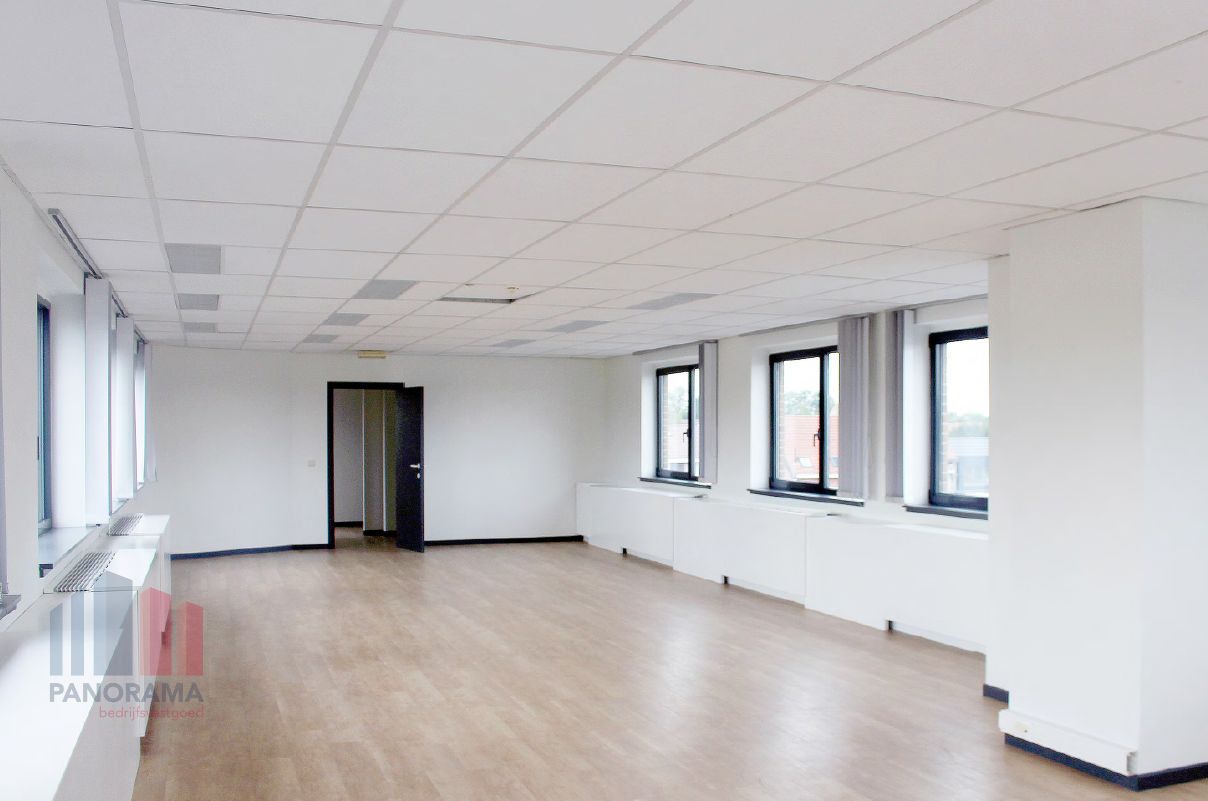 Office space of 932 m² along the R0 - photo 2