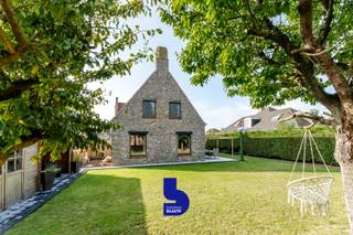 Welkom in deze prachtig gerenoveerde woning waar ruimte, licht en comfort samenkomen.<br /><br />Bij het binnenkomen word je meteen ondergedompeld in een majestueuze inkomhal die toegang biedt tot de dubbele garage, het gastentoilet, de warme keuken en de lichtrijke leefruimte.<br />De luxueuze keuken met hoogwaardige toestellen en een elegant marmeren werkblad vormt het hart van de woning. Eén ding is zeker: hier wil je blijven tafelen, koken en genieten.<br />De leefruimte baadt in het licht dankzij grote raampartijen en biedt een adembenemend zicht op de tuin, de ideale plek om tot rust te komen of gasten te ontvangen.<br />Op het gelijkvloers bevindt zich bovendien een ruime bureauruimte, perfect als thuiswerkplek, hobbyruimte of extra slaapkamer.<br /><br />Op de verdieping wachten drie royale slaapkamers die stuk voor stuk uitnodigen tot ontspanning. Eén kamer is uitzonderlijk groot en kan eenvoudig worden opgesplitst, ideaal voor wie droomt van een extra slaapkamer, dressing of speelkamer.<br />De stijlvol afgewerkte badkamer met dubbele douche tilt comfort naar een hoger niveau. Daarnaast zijn er nog een praktische berging en een zolder, perfect voor extra opslag.<br /><br />De woning werd grondig gerenoveerd en recent voorzien van nieuwe ramen.<br />Dankzij 16 zonnepanelen en een thuisbatterij woon je hier energiezuinig en toekomstgericht.<br /><br />Het huidige EPC bedraagt 353 kWh/(m² jaar), maar met de installatie van een warmtepomp kan dit verbeterd worden tot 156 kWh/(m² jaar).<br />Bovendien beschikt de woning over een blanco elektrische keuring – zorgeloos wonen gegarandeerd.<br /><br />Ben jij klaar om deze woning jouw nieuwe thuis te noemen?<br />Laat je droom werkelijkheid worden en contacteer ons vandaag nog voor een bezoek.<br />Dit is geen huis, dit is een beleving. 🏡✨