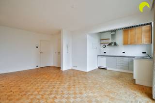 <p><span>In de mooie en rustige Pulhof-wijk in Berchem vinden we dit charmante appartement op de tweede verdieping van een kleinschalig en bijzonder goed onderhouden gebouw. </span></p><p><span>De syndicus is een mede-eigenaar en de maandelijkse kosten bedragen slechts 61 euro. Daarbovenop wordt er nog 30 euro per maand bijgedragen tot het reservefonds.</span></p><p><span>Gelegen tussen de Grote Steenweg en de Elisabethlaan, vlakbij de oprit naar de Antwerpse ring en met haltes voor openbaar vervoer om de hoek, is dit de ideale locatie voor wie rustig wonen en bereikbaarheid optimaal wil combineren.</span></p><p><span> </span></p><p><span>Indeling:</span></p><p><span>Via de trap bereiken we de tweede verdieping. Op de overloop bevindt zich een handige, afsluitbare berging. De metalen veiligheidsdeur waarmee we het appartement betreden zorgt bovendien voor een extra gevoel van veiligheid.</span></p><p><span>De woonkamer is afgewerkt met een authentieke blokjesparketvloer en baadt dankzij de grote ramen in natuurlijk licht. Vanuit de woonkamer heb je toegang tot een gezellig balkon met zuidwest oriëntatie en een aangenaam uitzicht over het pleintje en de karaktervolle woningen in de omgeving.</span></p><p><span>De open keuken sluit mooi aan bij de leefruimte en is uitgerust met een vaatwasser, elektrische kookplaat, dampkap en dubbele spoelbak.</span></p><p><span>Achteraan bevindt zich de slaapkamer van ca. 12 m², met aansluitend een tweede kamer die ideaal kan dienen als dressing, bureau of extra bergruimte. </span></p><p><span>De ruime badkamer beschikt over een ligbad, lavabomeubel, toilet en aansluitingen voor wasmachine en droogkast.</span></p><p><span>Tot slot beschikt het appartement over een private kelderberging van ca. 10 m².</span></p><p><span> </span></p><p><span>De voornaamste troeven opgesomd:</span></p><ul><li><span>Gelegen in de gegeerde en rustige Pulhof-wijk</span></li><li><span>Zeer veel lichtinval in het hele appartement en toffe parketvloer</span></li><li><span>Zuidwestelijk georiënteerd balkon met uitzicht op een charmant pleintje</span></li><li><span>1 slaapkamer + extra kamer/dressing/bureau</span></li><li><span>Open keuken met vaatwasser en ruime badkamer met ligbad</span></li><li><span>Kleinschalig en goed onderhouden gebouw met lage maandelijkse kosten</span></li><li><span>Private kelderberging en extra berging op de overloop van de 2de verdieping</span></li><li><span>Uitstekende bereikbaarheid nabij Ring en openbaar vervoer</span></li></ul><p><span> </span></p><p><span>EPC: 245 kWh/m² jaar - C-label </span></p><p><span>Waterinfo: G-score A - P-score A</span></p><p><span> </span></p><p><span>Voor een bezoek ter plaatse kan u ons contacteren op het nummer 03 449 42 41 of mail ons via hallo@habicom.be</span></p><p><span>Benieuwd naar de waarde van jouw woning? Check het gratis op www.watismijnhuiswaard.be</span></p>
