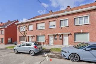 Deze uitstekend onderhouden woning is gelegen in een rustige en aangename woonwijk in Izegem, vlakbij scholen, bakker, apotheek, openbaar vervoer en openbaar groen.<br /><br />Wie op zoek is naar een comfortabele huurwoning met drie slaapkamers en een zonnige tuin, is hier zeker aan het juiste adres. Bovendien beschikt de straat over ruime parkeermogelijkheden, wat zorgt voor extra comfort voor bewoners en bezoekers.<br /><br />Ook op vlak van energiezuinigheid scoort deze woning goed, met een gunstig EPC-label B.<br /><br /><strong>Indeling:</strong><br /><strong>Gelijkvloers:</strong> inkomhal, lichtrijke leefruimte met eetplaats, keuken, apart toilet, wasplaats en zonnige tuin<br /><strong>Eerste verdieping:</strong> drie slaapkamers en badkamer<br /><strong>Extra:</strong> kelder en zolder (bereikbaar via uitschuifbare trap)<br /><br /><strong>Beschikbaar vanaf 01/05. <br /><br />Bezoeken inplannen kan via de advertentie op https://vanthuynevastgoed.be/nl en door te klikken op de knop "MAAK EEN AFSRPRAAK". </strong>