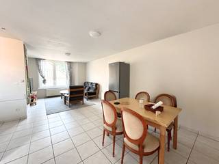 Dit appartement is gelegen op de <strong>eerste verdieping</strong> in residentie Jacob in de Sint-Jacobsstraat 16, Ieper. Het appartement is gelegen op een <strong>uiterst centrale ligging in Ieper</strong> en dit op maar liefst <strong>50m van de grote markt</strong>. <strong>Talrijke winkels</strong>, diensten, horeca, openbaar vervoer en parking zijn <strong>in de directe omgeving</strong>.<br /><br />Het appartement heeft volgende<strong> indeling:</strong><br />Inkomhal die rechtstreeks doorgang verleend naar de badkamer met lavabomeubel, bad en toilet. Verder is er de ruime woonkamer met open keuken en een ruime berging.  Daarnaast is er de slaapkamer met verder nog een grote kamer die kan dienen als tweede slaapkamer of hobbyruimte/bureau.<br /><br />Het gebouw beschikt over een <strong>mooie, droge kelder</strong> met <strong>bijkomende kelderbergingen</strong> waaruit nog kan gekozen worden.<br /><br /><strong>Troeven:</strong><br />- zeer gunstig EPC (label B)<br />- in 2023 nieuwe warmtepomp<br />- vernieuwde ramen<br /><br /><strong>Dit appartement is geschikt voor:</strong><br />- investeerders en met een aantrekkelijk netto rendement van 5,04%. Dankzij zijn ideale ligging wordt dit appartement steeds vlot verhuurd.<br />- voor eigen gebruik