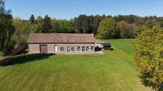 Zeer rustig en landelijk gelegen op een achterliggend perceel van 68 are met prachtig vergezicht over weilanden.<br />De hoeve heeft momenteel 2 huisnummers en is als volgt ingedeeld:<br />- huisnr. 74 omvat: inkom, wc, living 37m², keuken, 3 slaapkamers (18m² - 14m² - 12m²), badkamer, douche, 2de wc, schuur/garage met open zolder 65m² met mogelijkheid inrichten. Epc 521 kWh - energielabel F - UC3715101-RES-1.<br />- huisnr. 72 omvat: kelder, keuken, living 32m², slaapkamer 18m², badkamer + wc, opkamer/berging, zolder 50m² met mogelijkheid inrichten. Epc 535 kWh - energielabel F - UC3715045-RES-1.<br />Afzonderlijk: 2 garages + tuinhuis.<br />Cv-mazout. <br />Totale vloeroppervlakte: ca. 300m² + zolder 50m² + open zolder 65m² + kelder 9m² <br />Bouwjaar: oorspronkelijk gebouwd tussen 1900-1918 - nr. 74 werd recent vernieuwd en nr. 72 dient opgefrist te worden.<br />Mogelijkheid tot bijkopen van aanpalende achteraan gelegen weilanden met een oppervlakte van 1ha08a60ca voor 70.000 euro.<br />Stedenbouwkundige info: vergund geacht - agrarisch gebied - niet gelegen in een verkaveling - geen voorkooprecht ruimtelijke ordening - geen rechterlijke herstelmaatregel of bestuurlijke maatregel opgelegd.<br /> 