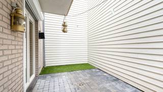 À un emplacement de premier choix, à proximité de toutes les commodités commerciales et à deux pas de la mer et de la plage, vous trouverez...