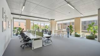 Gelegen op de hoek van de Glabbeeksesteenweg en de Leuvensesteenweg bevindt zich dit uiterst gunstig gelegen handelspand dat casco wordt opgeleverd in het Project de Poort van Winge.<br />Verschillende invullingen zijn mogelijk in deze ruimte van een praktijk, handelsruimte tot kantoorruimte.<br /><br />- Zeer grote visibiliteit<br />- Zeer vlot te bereiken vanuit alle omliggenden steden en gemeenten<br /><br />Vooraan het pand bevinden zich 3 staanplaatsen (niet inbegrepen in de prijs).<br />Ondergrondse parkeerplaats(en) en ruime berging zijn bij aan te kopen.<br />Nutsvoorzieningen en afvoer voorzien in de ruimte<br /><br />Maak een afspraak om het pand te bekijken en de mogelijkheden hiervan te bespreken.<br />Realestate@incigno.be - 0472/ 585 000