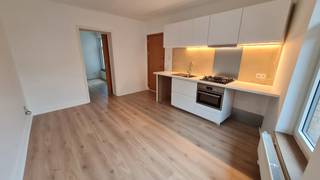 Ontdek dit strategisch gelegen vastgoedcomplex aan de Émile Verhaerenstraat 36 en 38, bestaande uit twee aangrenzende opbrengstpanden met een interessant vloeroppervlak.<br />Beschrijving van het pand: Huidige indeling: in totaal 9 woningen en een commerciële begane grond die wordt geëxploiteerd als horecagelegenheid.<br />Stedenbouwkundige situatie: 7 woningen zijn officieel erkend door de stedenbouwkundige dienst. Mogelijkheid om de bestaande situatie te regulariseren door de bovenste verdiepingen en de zolder in te richten als prachtige duplexwoningen, mits vergunning wordt verkregen.<br />Algemene energieprestatie van het pand: EPC G. Elektriciteit niet bevestigd. Totale huurinkomsten van het pand: 89.550 € / jaar.<br />Informatie & bezichtigingen:<br />Neem voor het volledige dossier of om een bezichtiging te regelen contact met ons op via telefoon: 0477 57 98 87 of per e-mail: LMEERT@TREVI.BE
