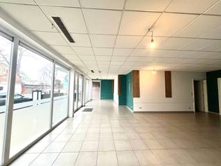 <p>Dit handelspand is te vinden in het centrum van Sleidinge-Dorp, is ideaal gelegen en bestaat uit een handelsgelijkvloers met groot buitenterras. Het pand is momenteel ingericht als horecazaak en de ligging is commercieel erg interessant, vlakbij de markt. Het pand maakt deel uit van een gebouw met enkele appartementen. <br /><br />*** Wekt dit handelspand uw interesse op? Aarzel niet en plan een bezoek in via onze website : https://www.vastgoeddevos.be/te-huur, klik het pand aan dat u wenst te bezoeken en klik vervolgens op "vraag hier uw bezoek aan". ***</p>