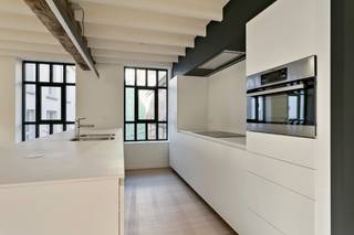 Bent u op zoek bent naar een perfecte balans tussen het praktische, strakke van een nieuwbouwappartement, samengesmolten met een eeuwenoud, authentiek, gerenoveerd gebouw met geschiedenis en ziel, dan is deze duplex iets voor jou! <br /><br />Deze verborgen parel ligt dwars op de Kraanlei, heeft twee slaapkamers en een badkamer met bad, douche en dubbele lavabo. Verder is er een grote, praktische keuken, open leefruimte en een zuidgericht terras dat uitkijkt op een binnentuin met aangrenzende ‘tuinberging’. De ruime mezzanine biedt verder nog veel mogelijkheden. <br /><br />Dit appartement is voorzien van een fietsenberging, kelderberging en een bergruimte in het appartement zelf. Kortom: u heeft alles wat nodig is om luxueus, comfortabel en praktisch te leven in het centrum van Gent.<br /><br />huurprijs: € 1775 per maand<br />Gemeenschappelijke kosten: € 75 per maand<br />Vrij vanaf 1 september 2026